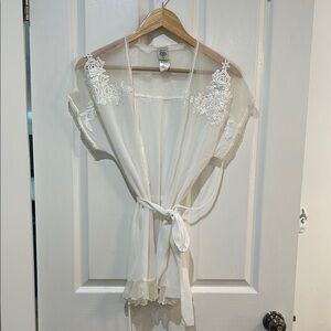 Elegant White Lace Trim Robe